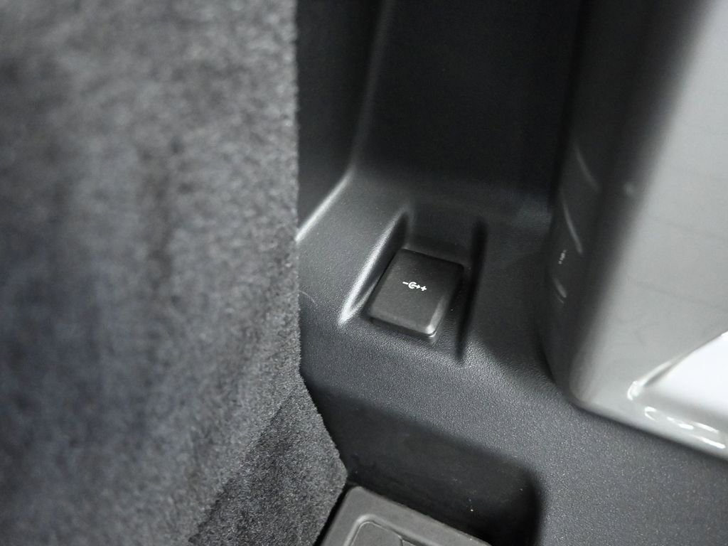 Used 2023 Land Rover Defender 130 X-Dynamic SE image 32