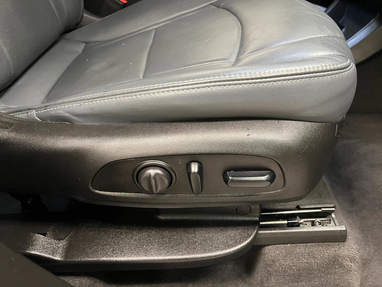 Used 2019 Buick Enclave Essence FWD image 28