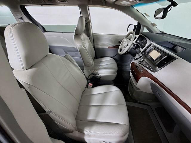 Used 2013 Toyota Sienna XLE FWD image 25
