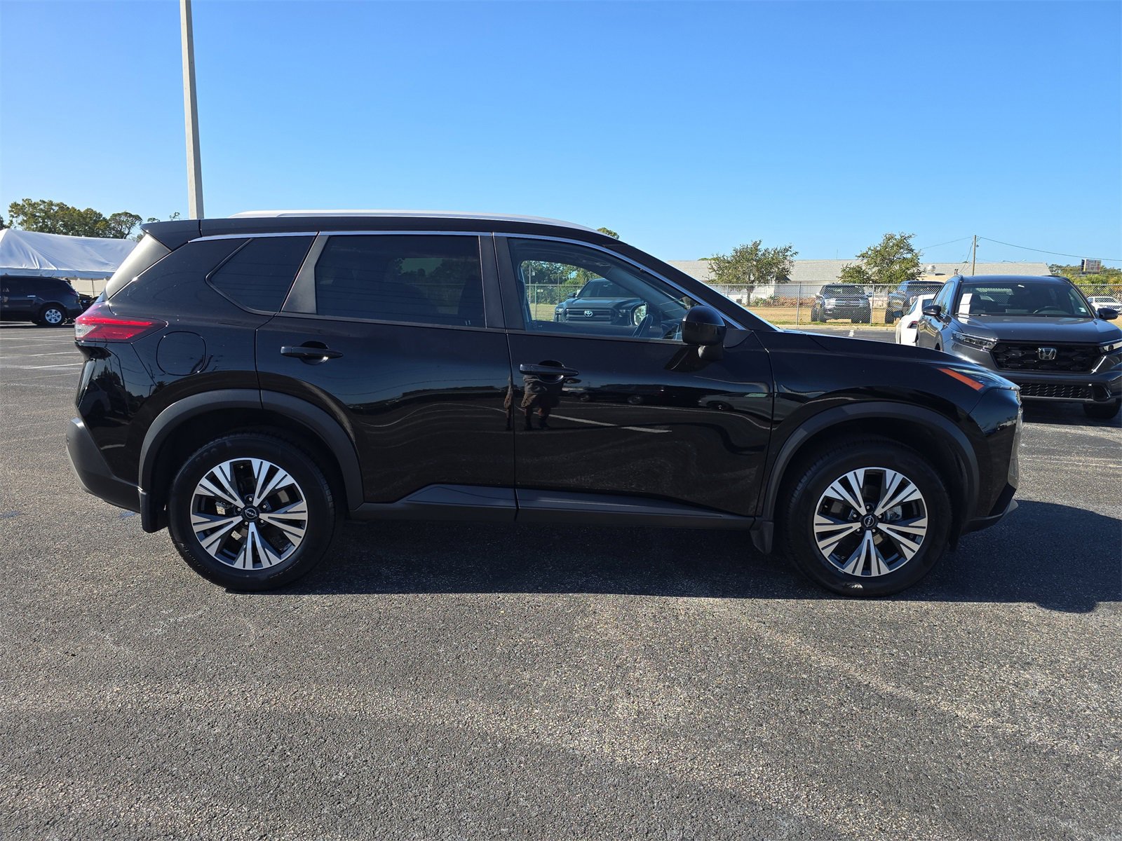 Used 2023 Nissan Rogue SV w/ SV Premium B Package image 3