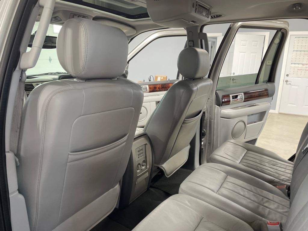 Used 2005 Lincoln Navigator Luxury AWD/4WD image 13