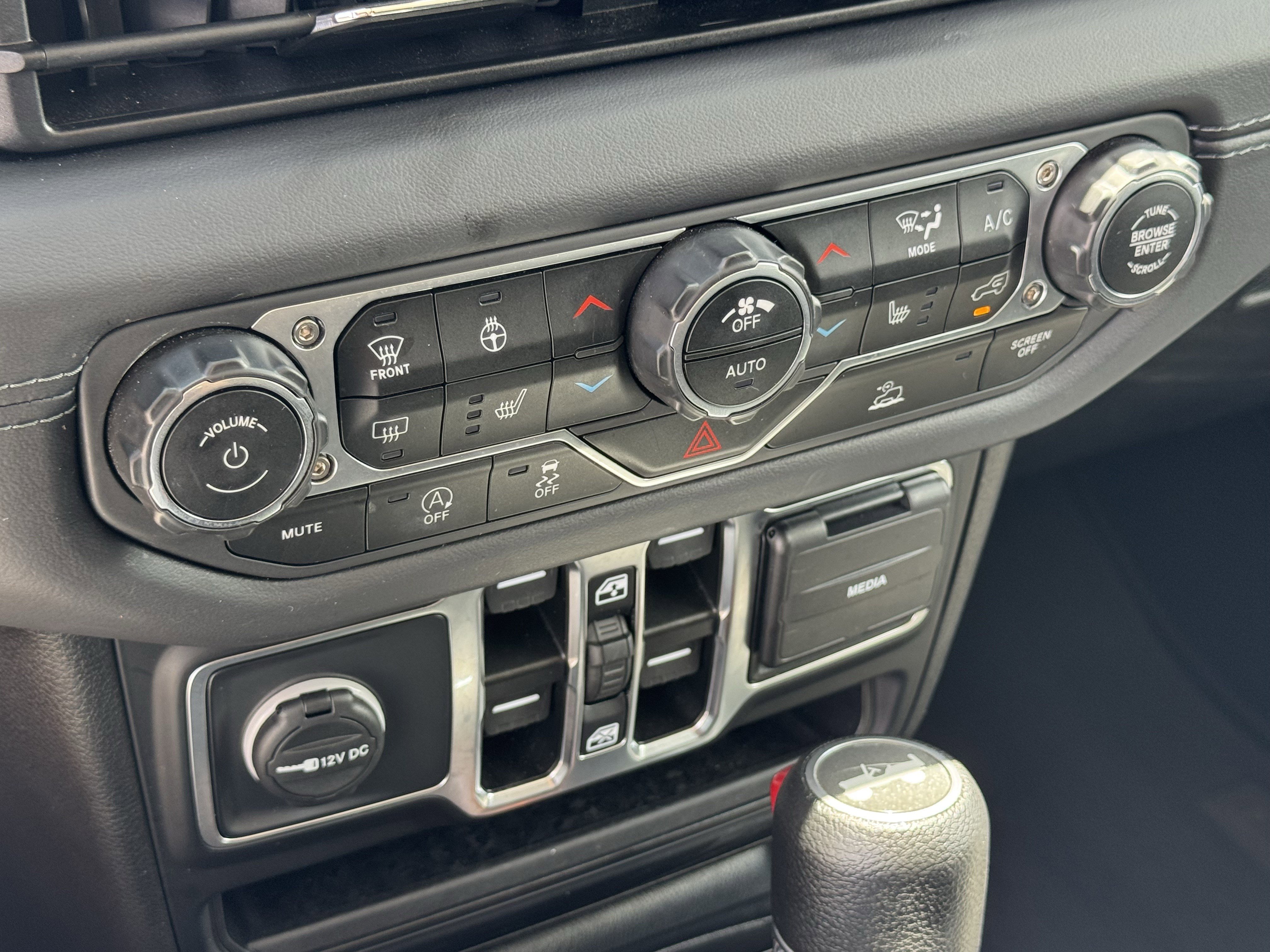 Used 2025 Jeep Wrangler Sahara image 21