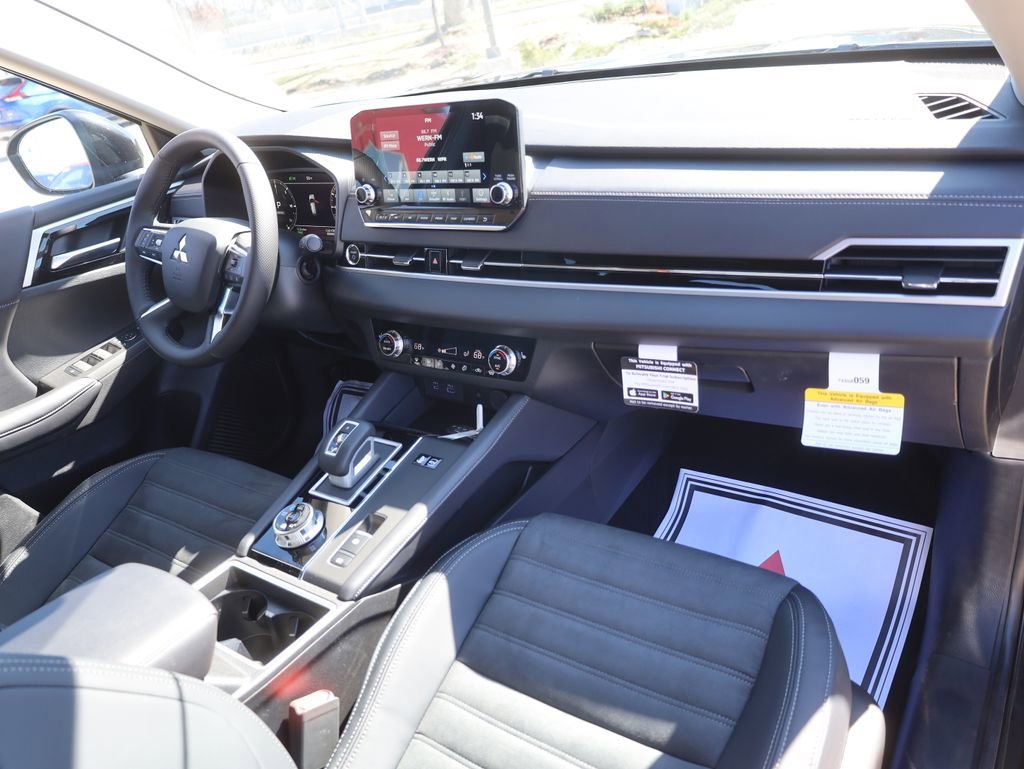 New 2025 Mitsubishi Outlander SE image 16