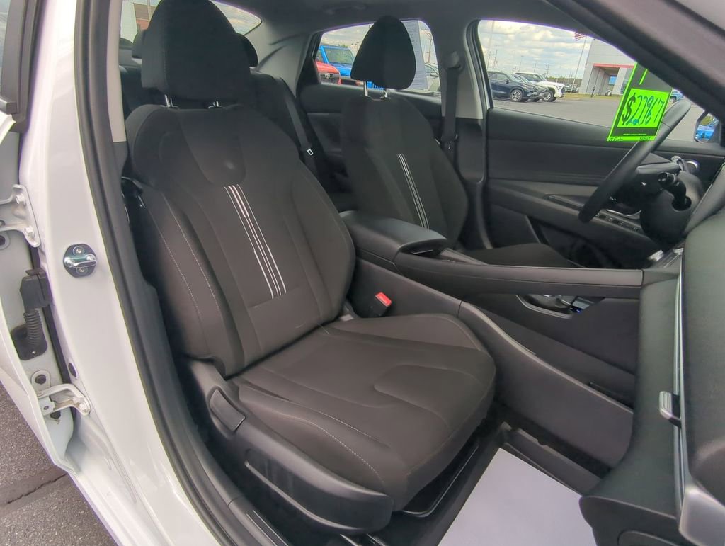 Used 2025 Hyundai Elantra SEL FWD image 24