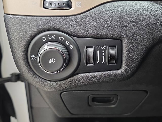 Used 2016 Jeep Cherokee Limited image 25