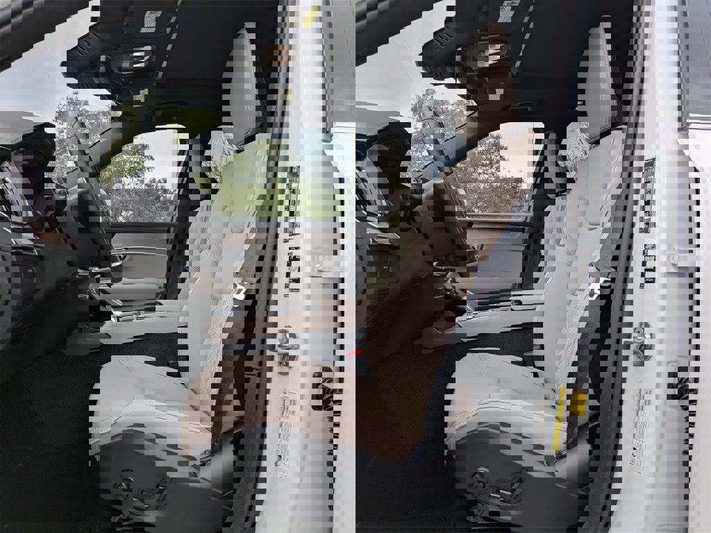 New 2026 Volvo XC90 B6 Plus image 2