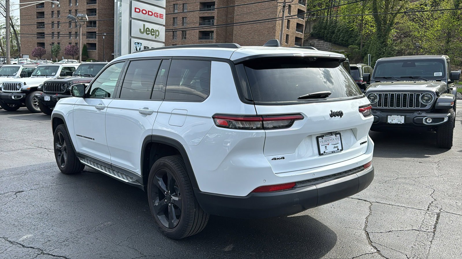 Certified 2025 Jeep Grand Cherokee L Limited w/ Luxury Tech Group II AWD/4WD image 5