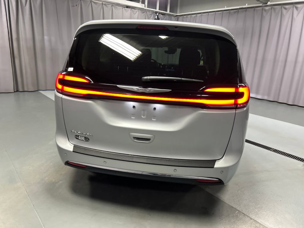 Used 2024 Chrysler Pacifica Touring-L FWD image 6