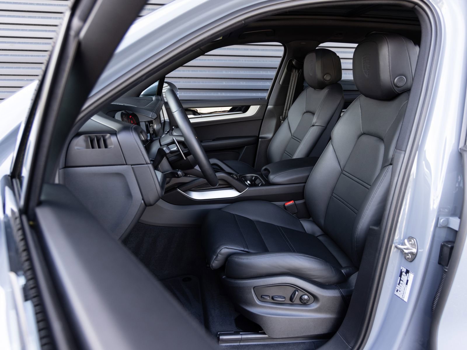 Certified 2025 Porsche Cayenne image 5