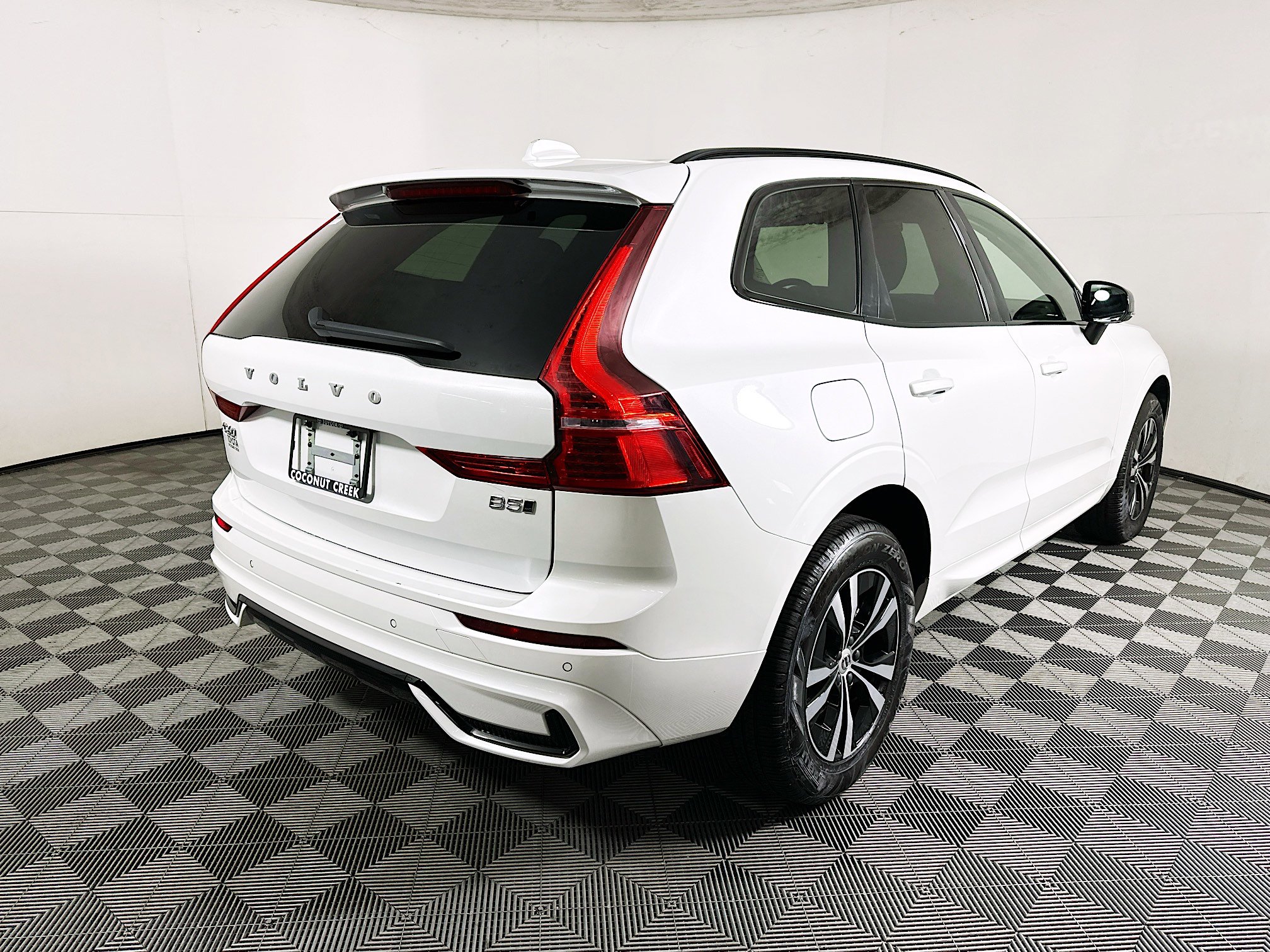 Used 2025 Volvo XC60 B5 Core image 3