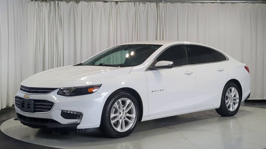 Used 2017 Chevrolet Malibu LT w/ Leather Package FWD image 5