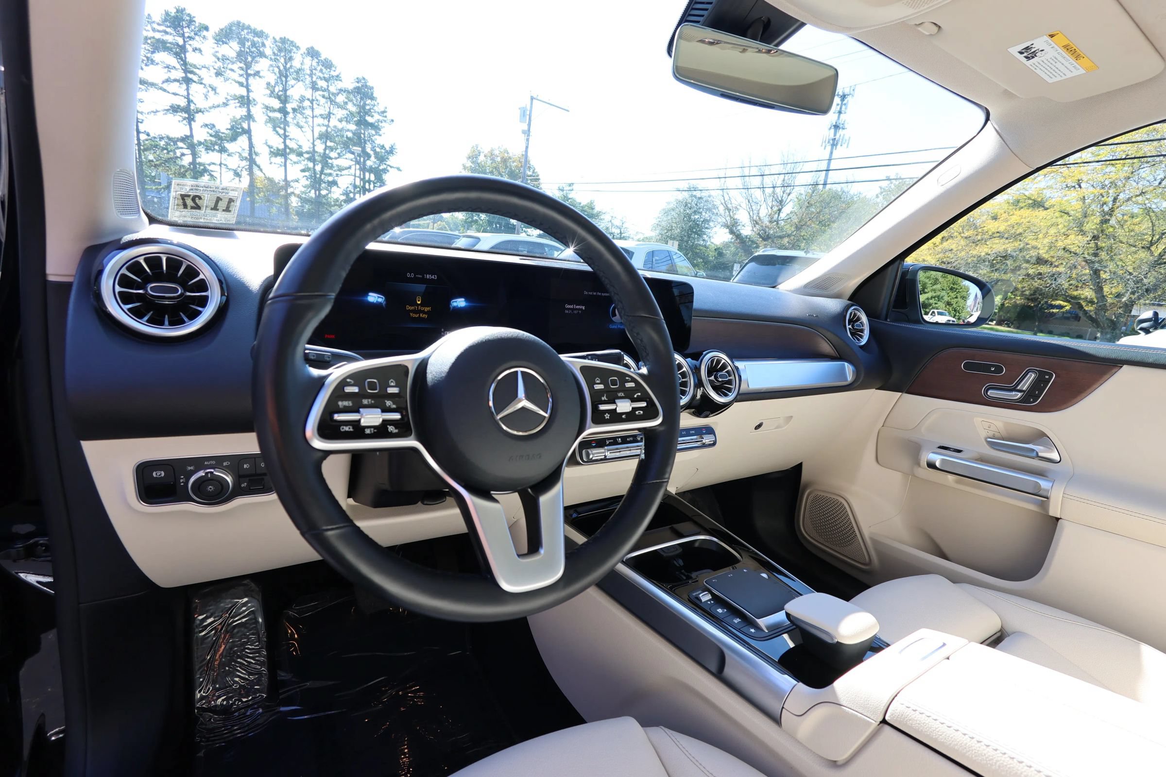 Used 2023 Mercedes-Benz GLB 250 4MATIC w/ Premium Package image 18