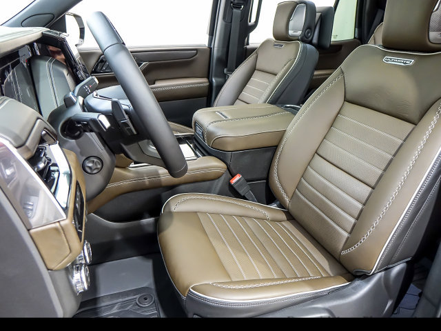 New 2026 GMC Yukon Denali Ultimate w/ LPO, Hit The Road Package AWD/4WD image 9