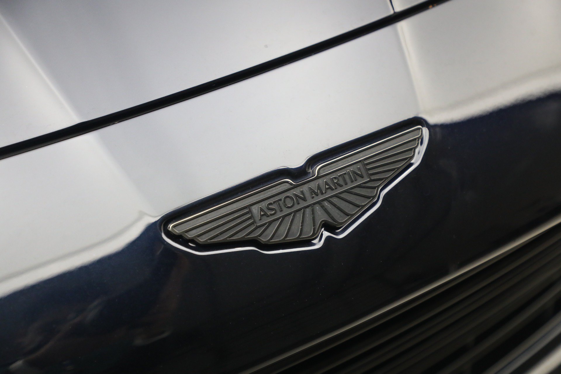 Used 2025 Aston Martin Vanquish RWD image 32
