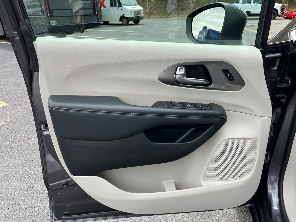 Used 2023 Chrysler Pacifica Touring-L FWD image 17