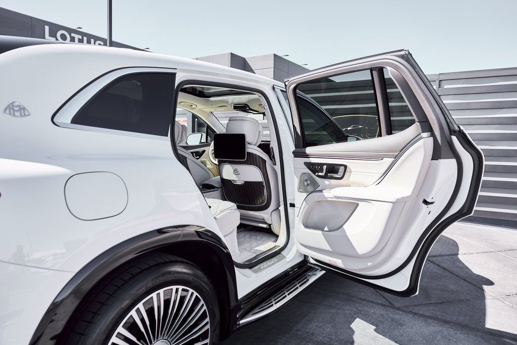Used 2025 Mercedes-Benz Maybach EQS 680 4MATIC image 32