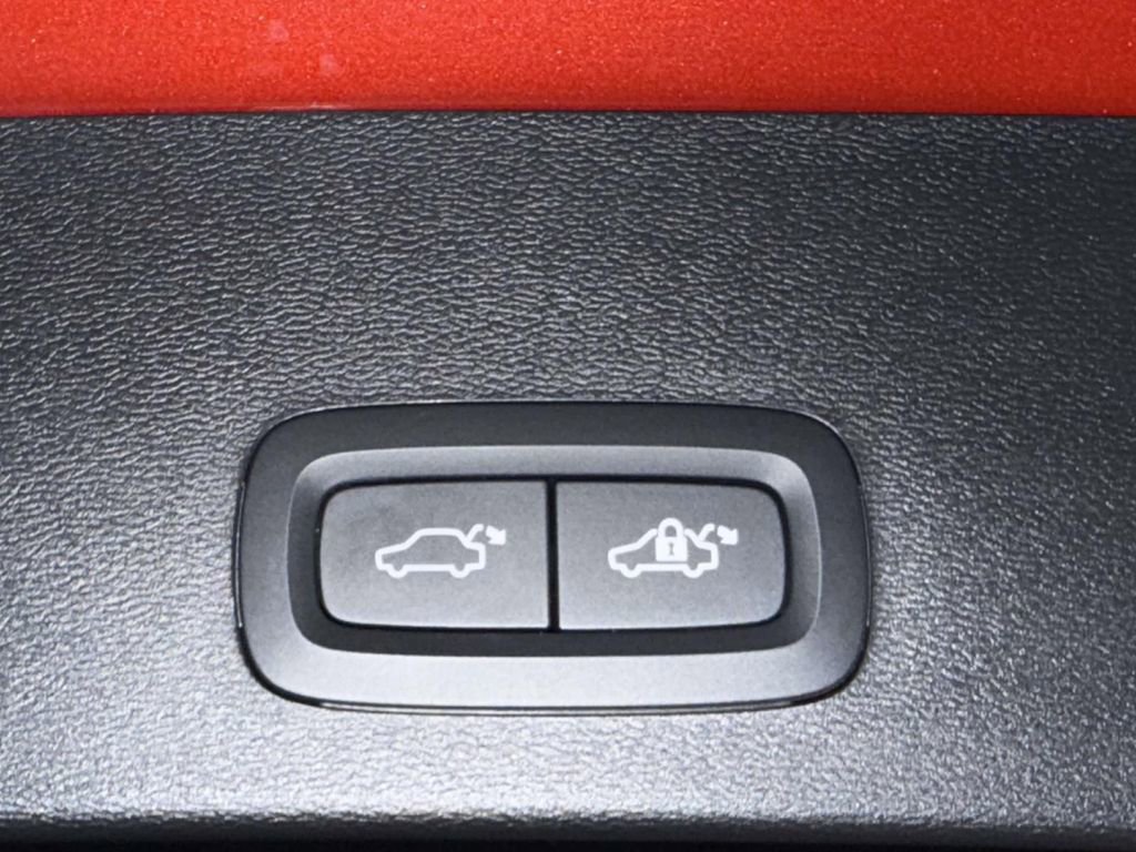 Certified 2024 Volvo XC40 B5 Ultimate w/ Protection Package Premier AWD/4WD image 16