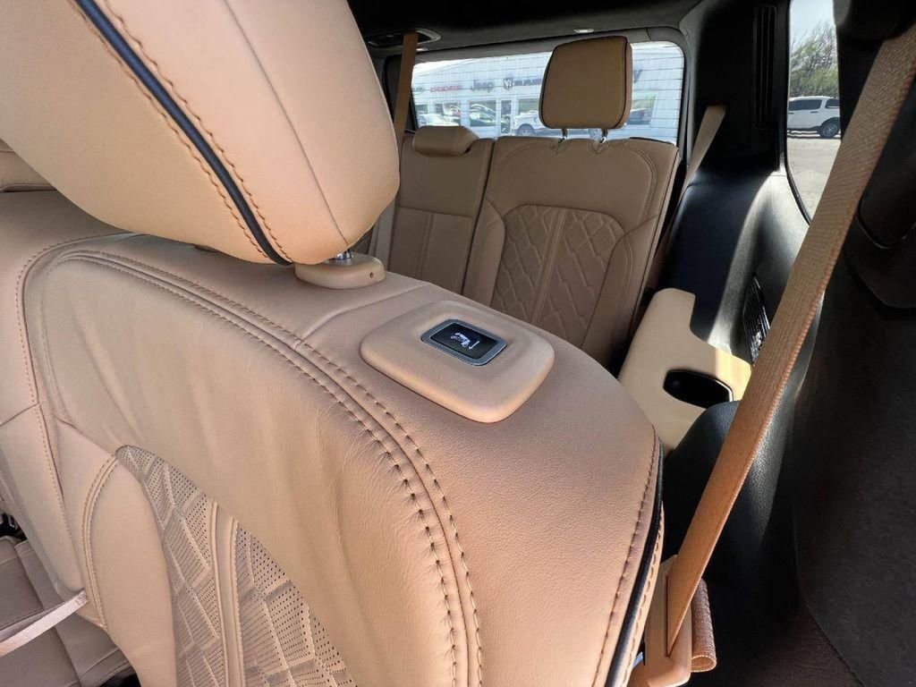 New 2023 Jeep Grand Wagoneer Series III AWD/4WD image 17