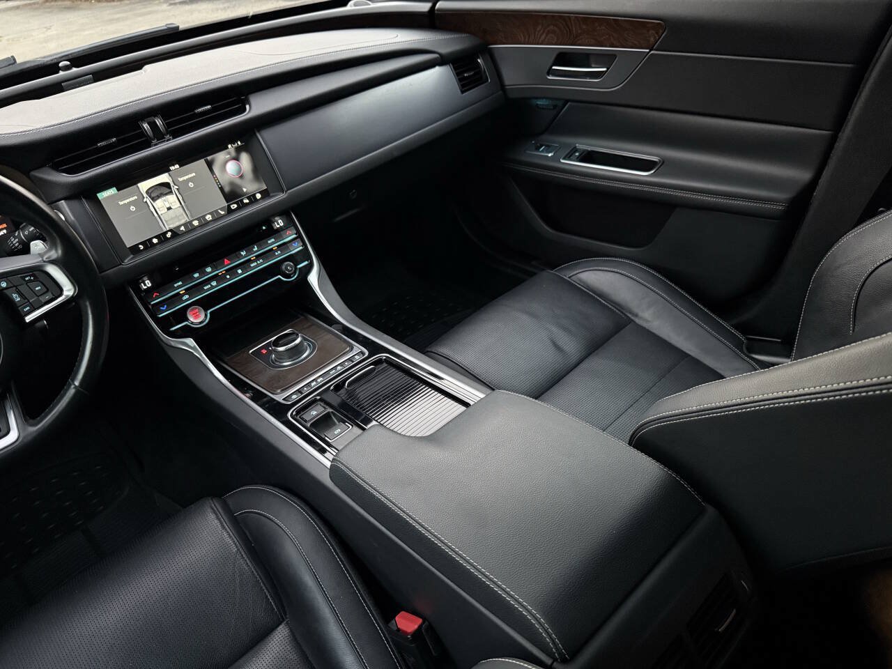 Used 2018 Jaguar XF R-Sport AWD/4WD image 11