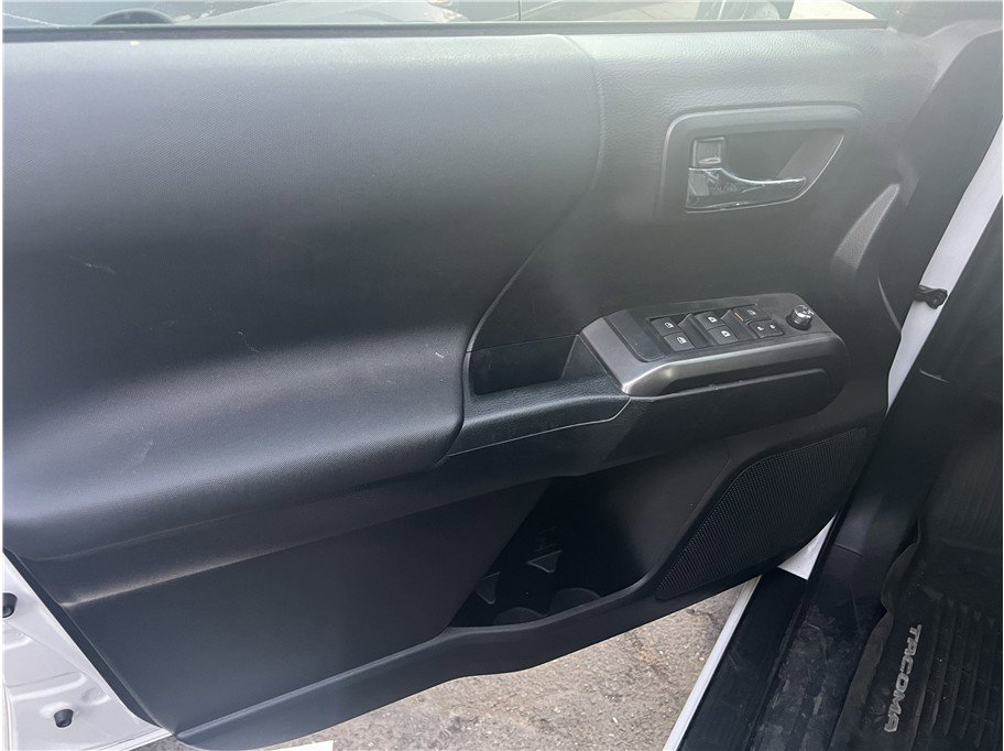 Used 2018 Toyota Tacoma TRD Sport image 10