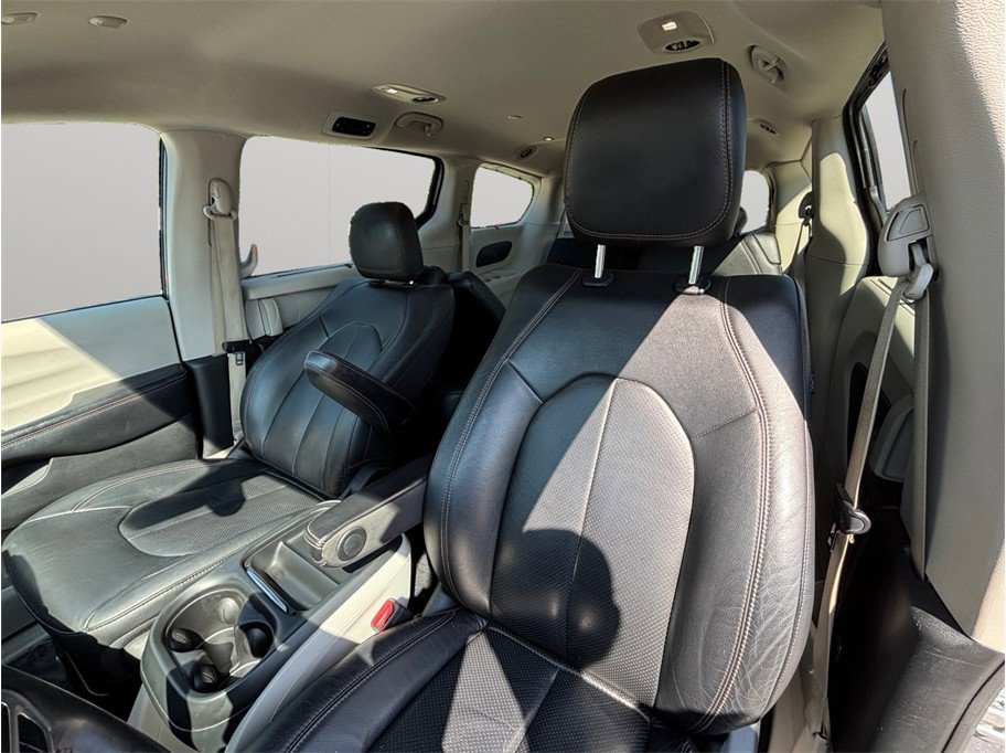 Used 2020 Chrysler Pacifica Touring-L FWD image 17
