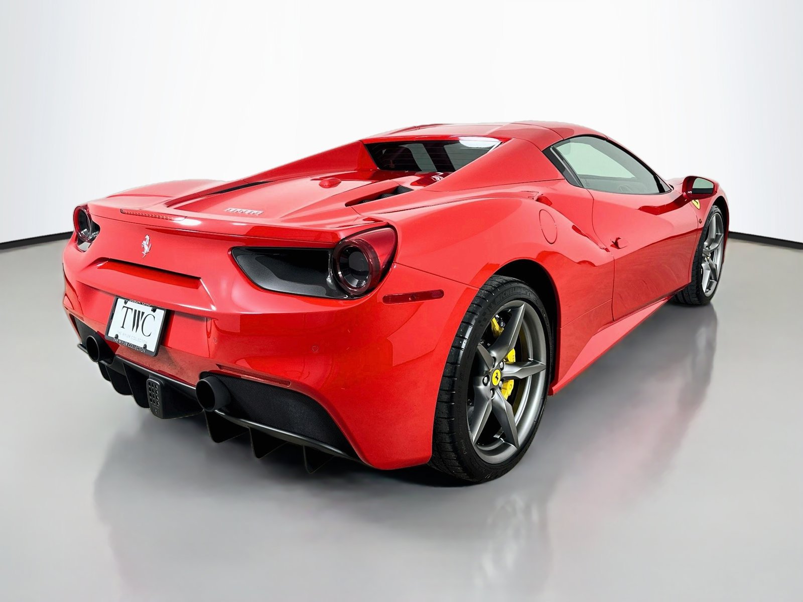 Used 2018 Ferrari 488 Spider RWD image 5