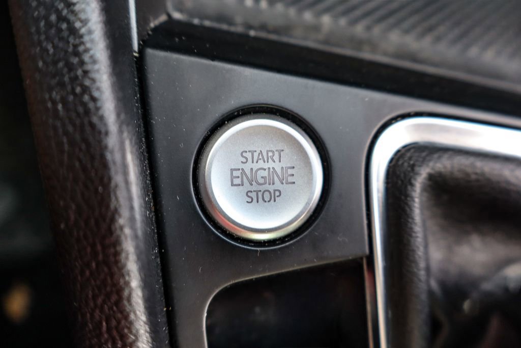 Used 2023 Volkswagen Jetta SE w/ Panoramic Sunroof Package image 23