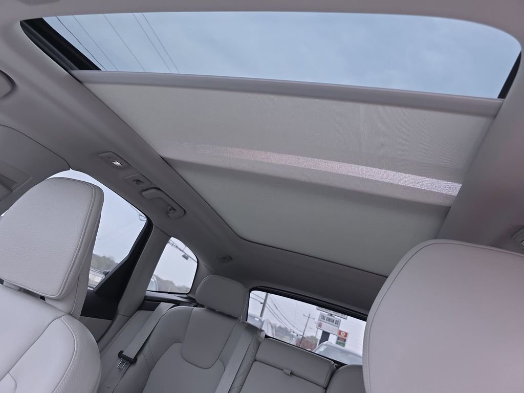 Used 2023 Volvo XC60 B5 Plus image 33