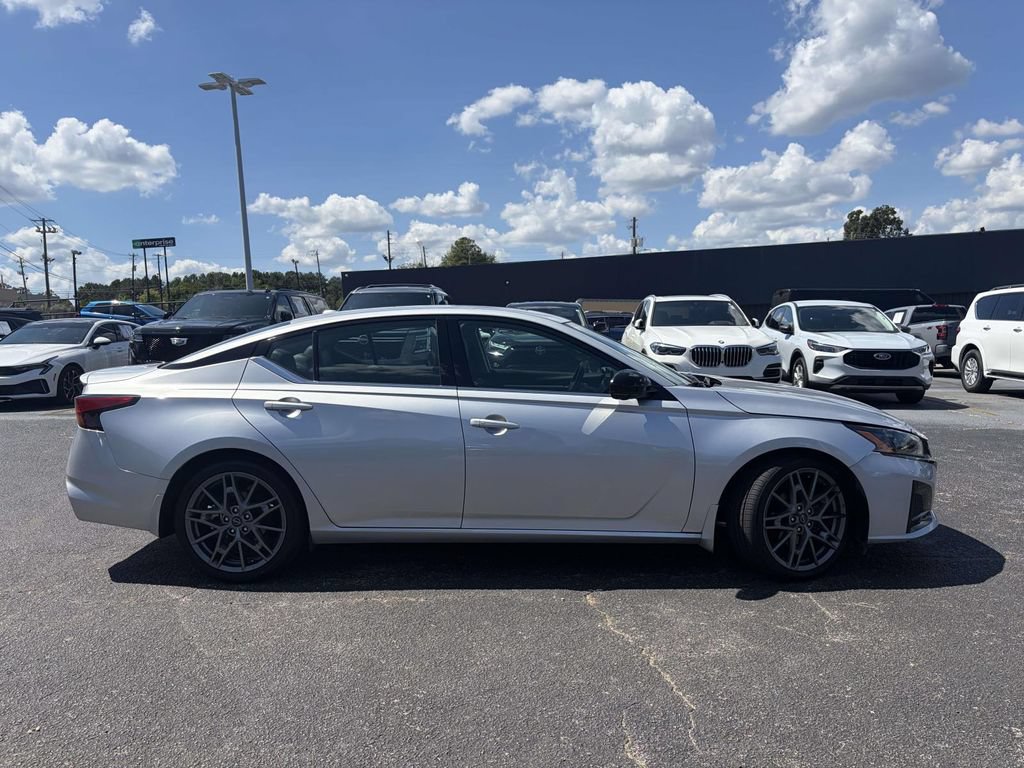 Used 2024 Nissan Altima 2.0 SR FWD image 2