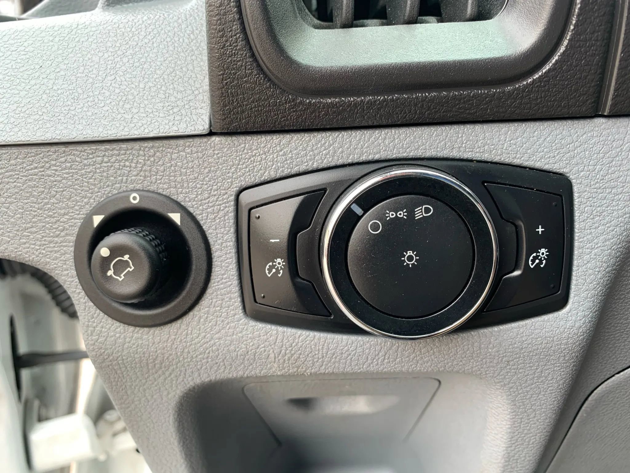 Used 2016 Ford Transit 150 130 Medium Roof RWD image 17