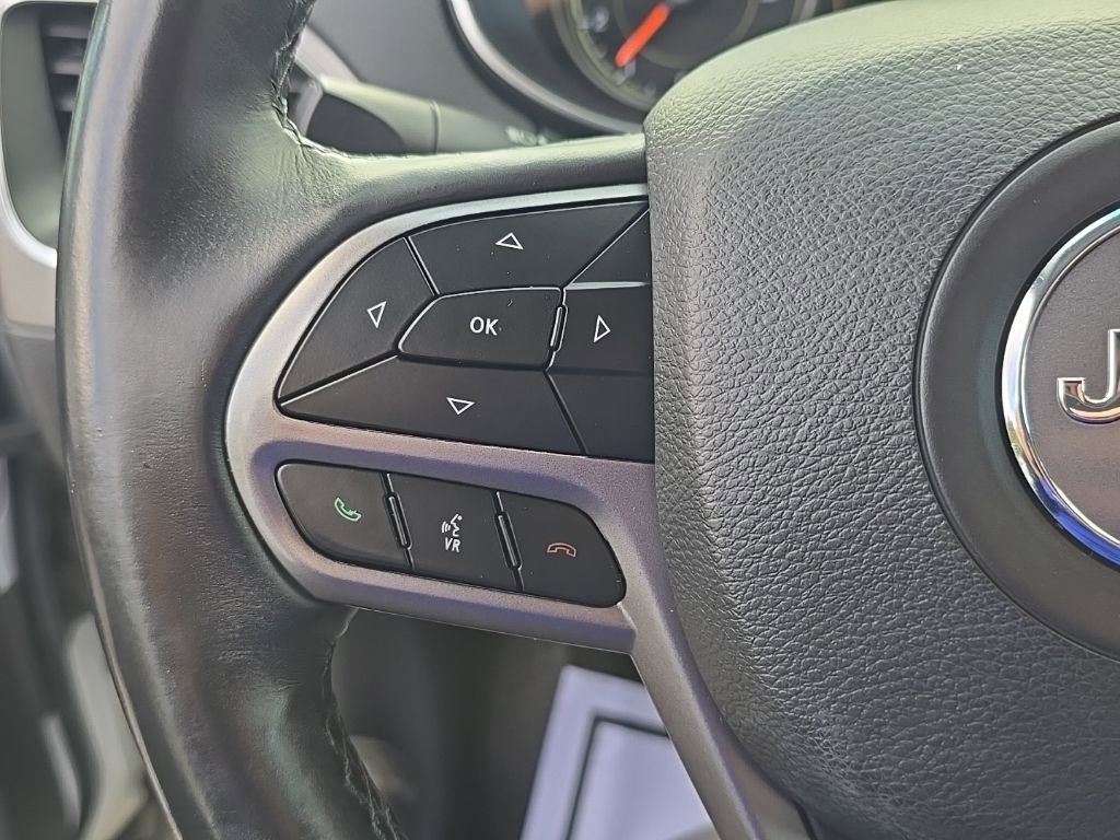 Used 2019 Jeep Cherokee Latitude w/ Cold Weather Group image 17