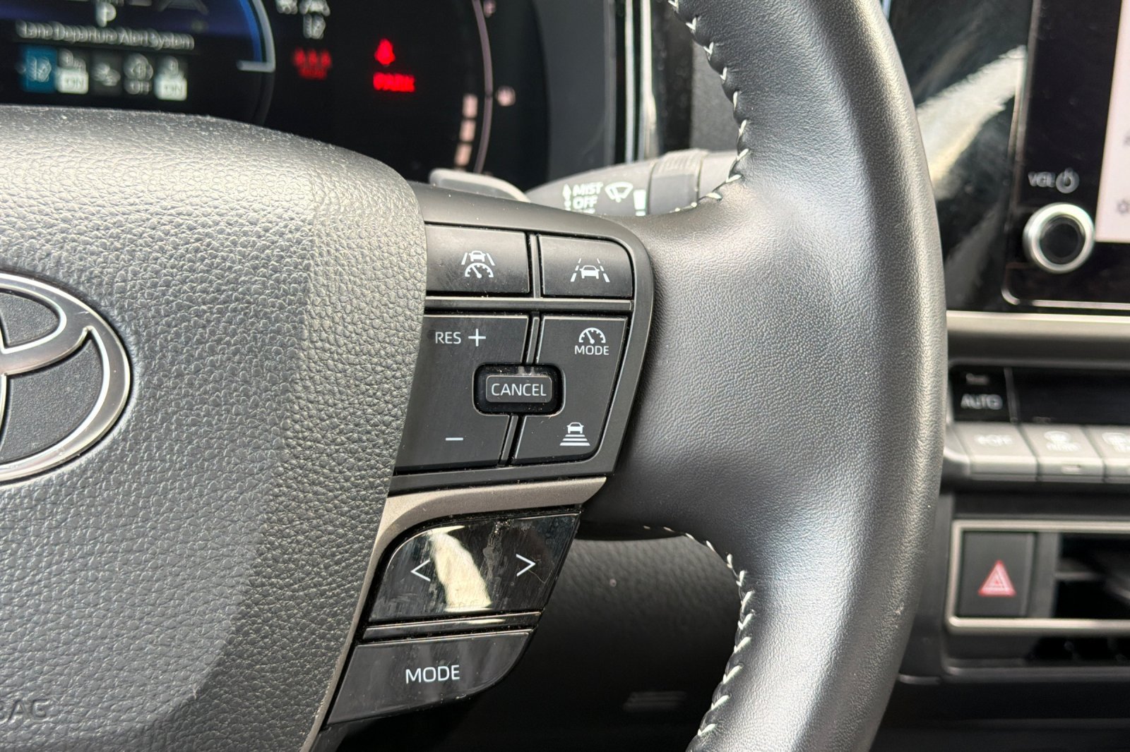 Used 2025 Toyota Camry SE FWD image 31