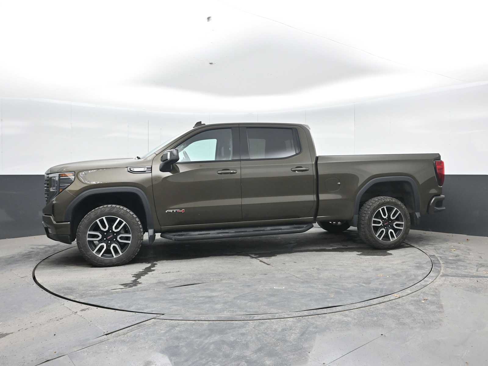 Used 2023 GMC Sierra 1500 AT4 w/ AT4 Premium Package AWD/4WD image 4