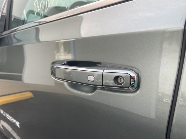 Used 2023 Chevrolet Suburban Premier image 27