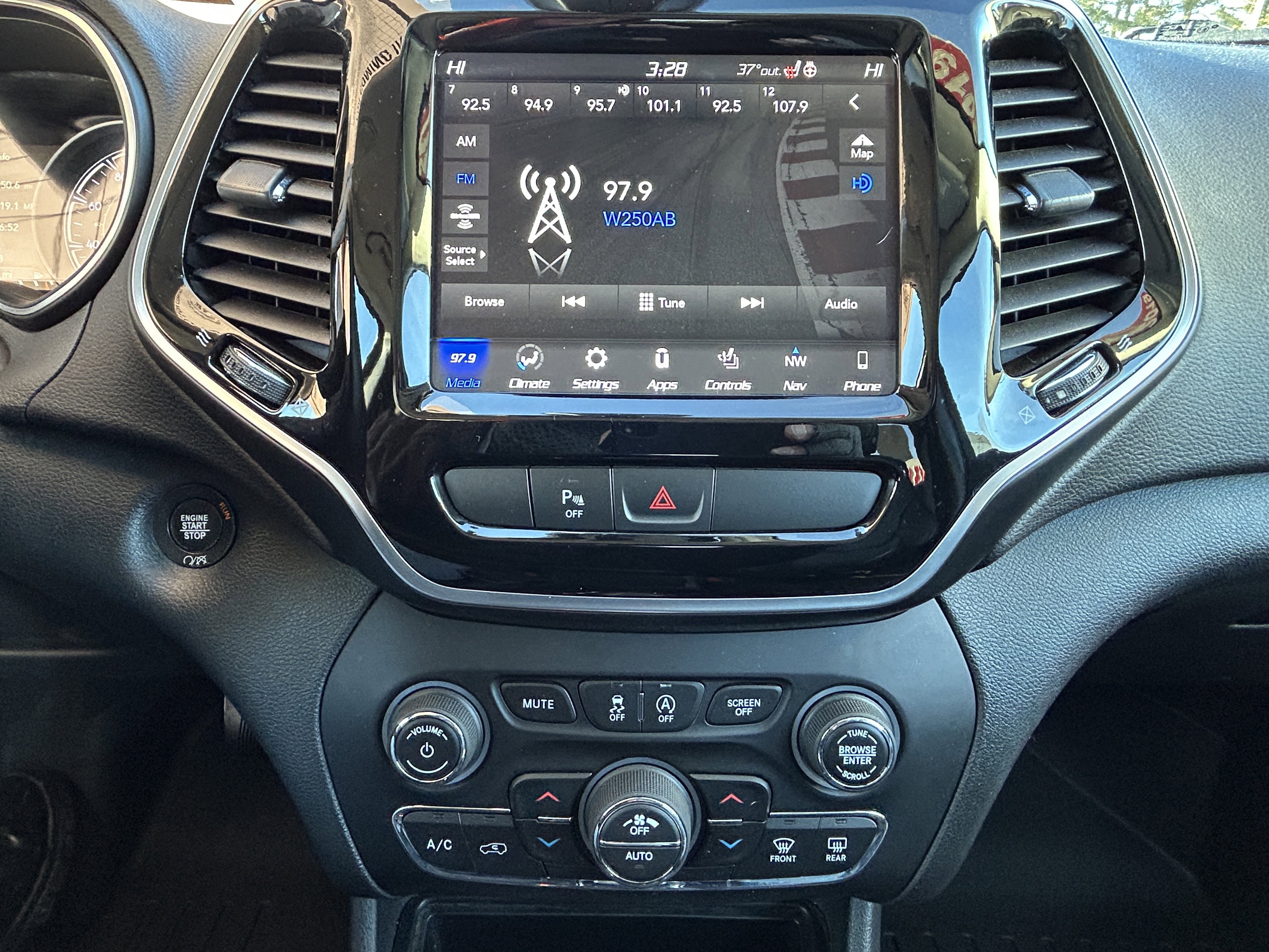 Used 2019 Jeep Cherokee Limited image 29