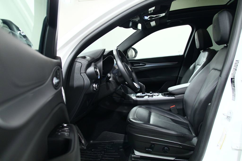 Used 2024 Alfa Romeo Stelvio Ti image 4