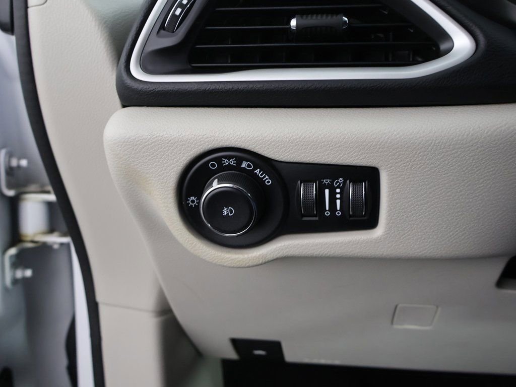 Used 2023 Chrysler Pacifica Touring-L image 38