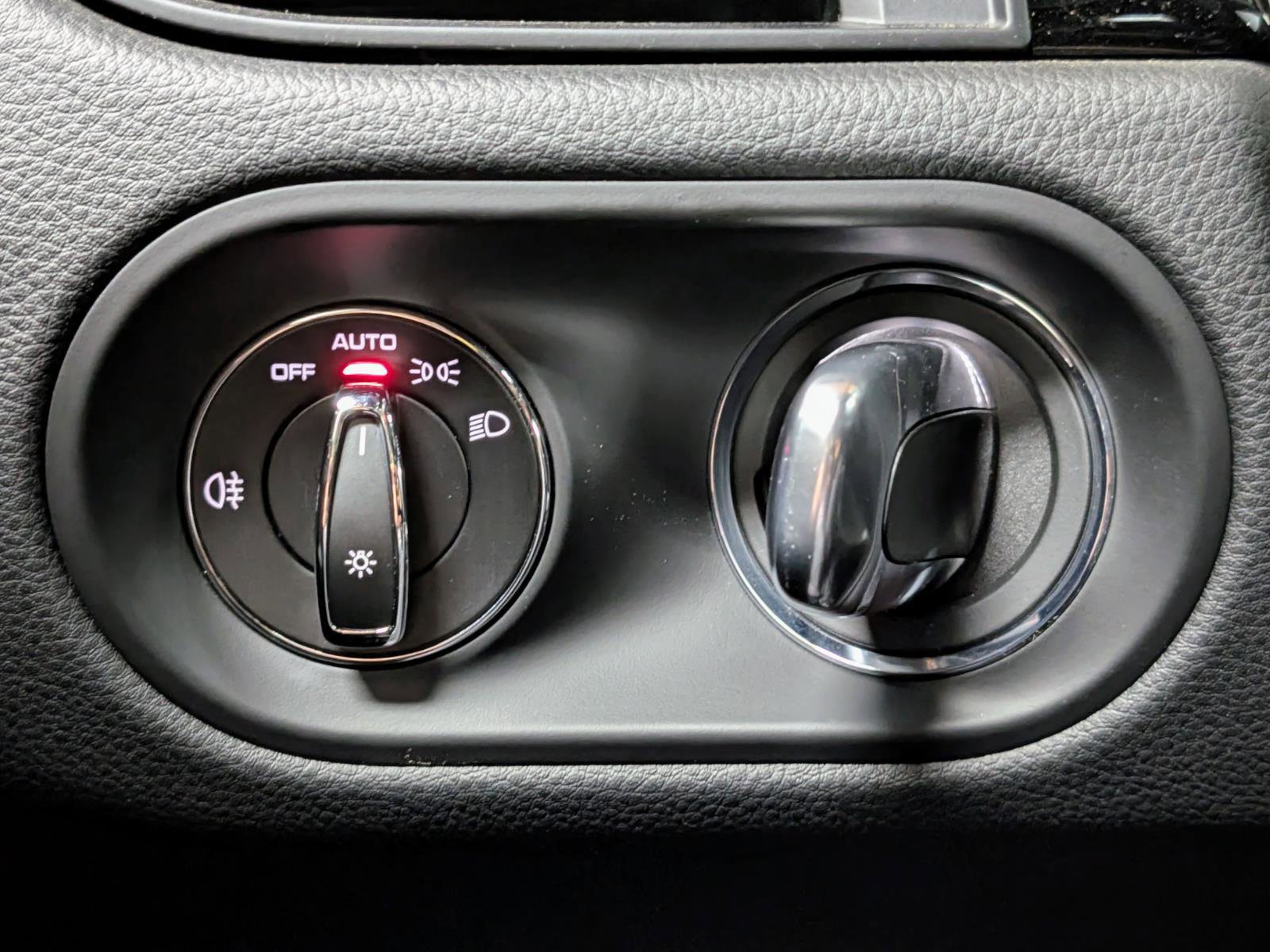 Used 2025 Porsche Macan image 31