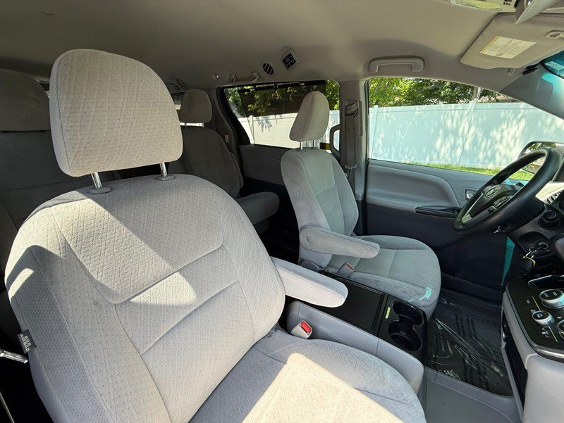 Used 2015 Toyota Sienna LE FWD image 25