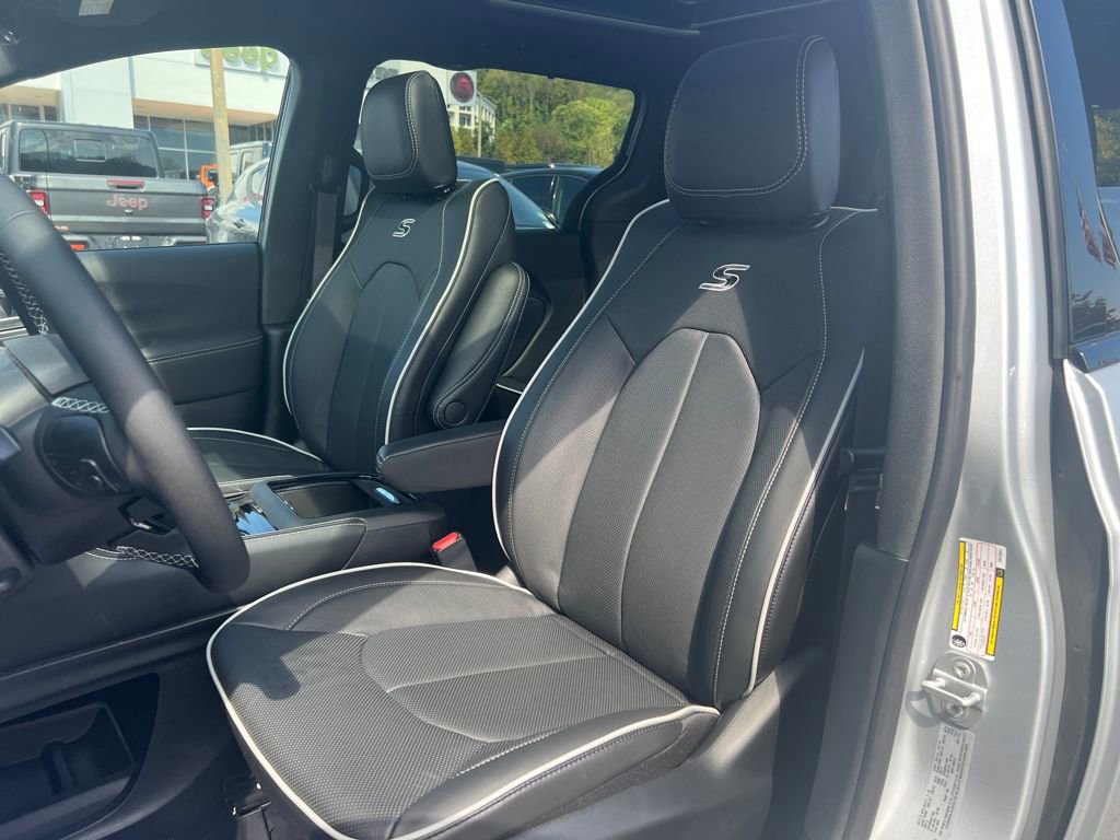 New 2026 Chrysler Pacifica Limited image 37