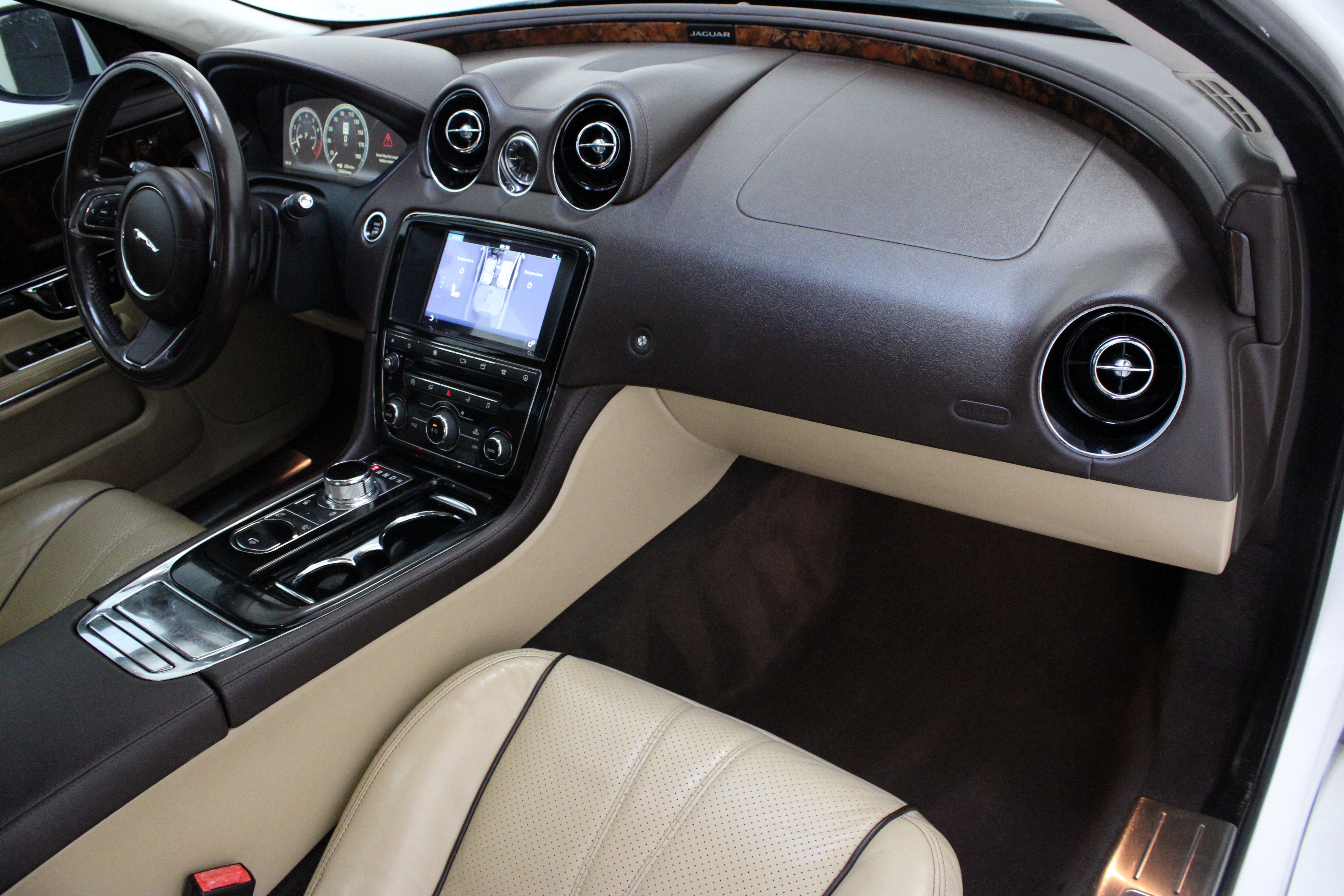Used 2016 Jaguar XJ R-Sport RWD image 39