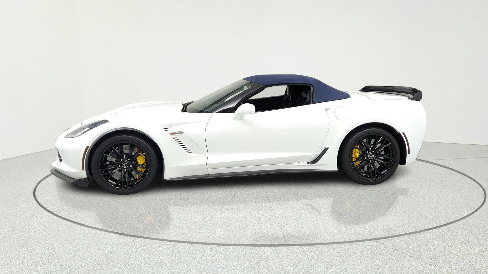 Used 2015 Chevrolet Corvette Z06 w/ 3LZ Preferred Equipment Group RWD image 2