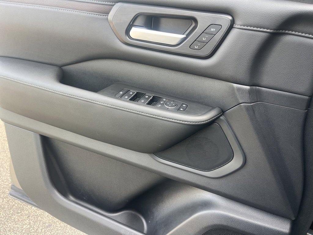 Used 2025 Nissan Armada SL image 6