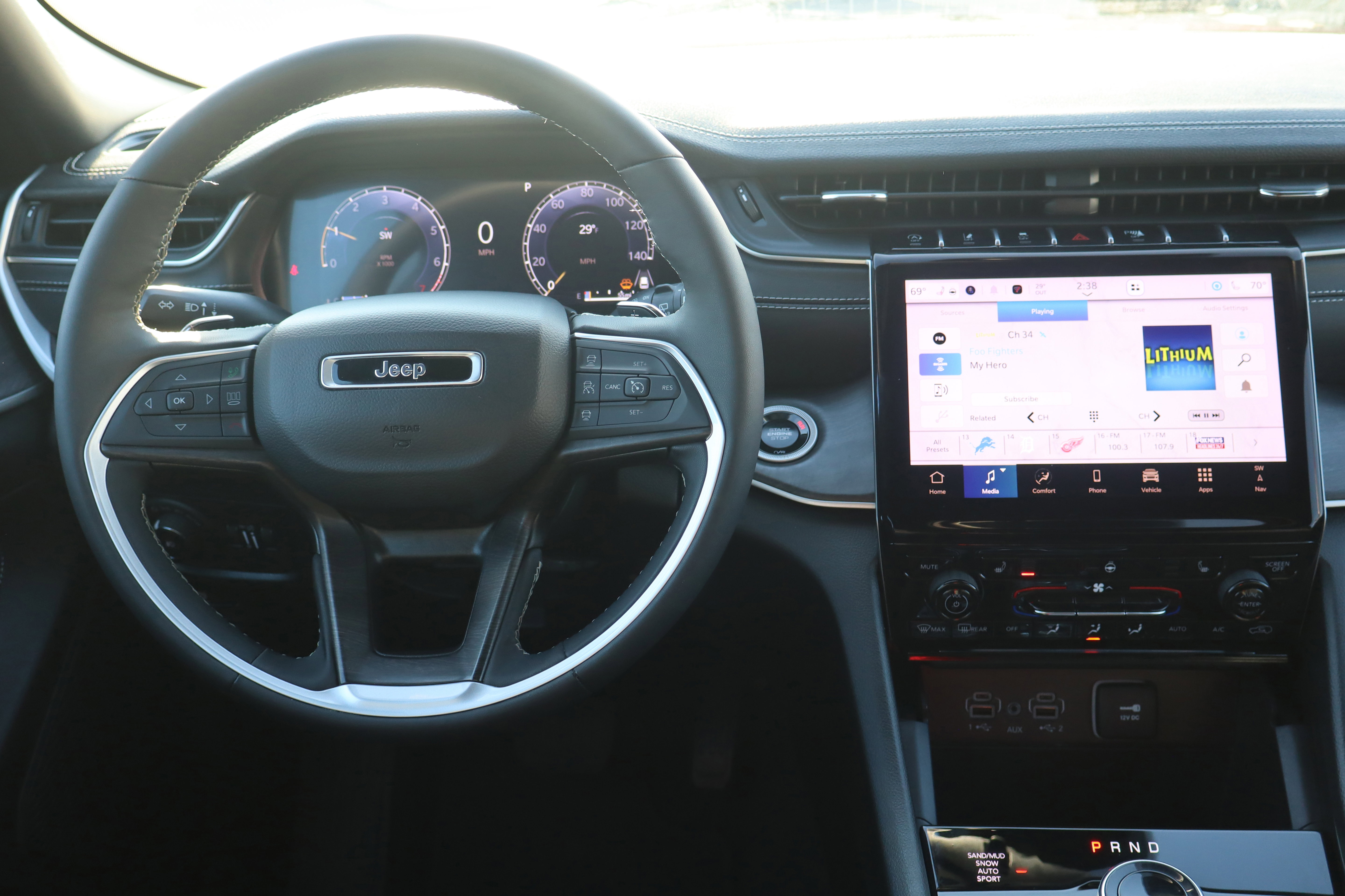 Used 2024 Jeep Grand Cherokee Limited w/ Black Appearance Package image 14