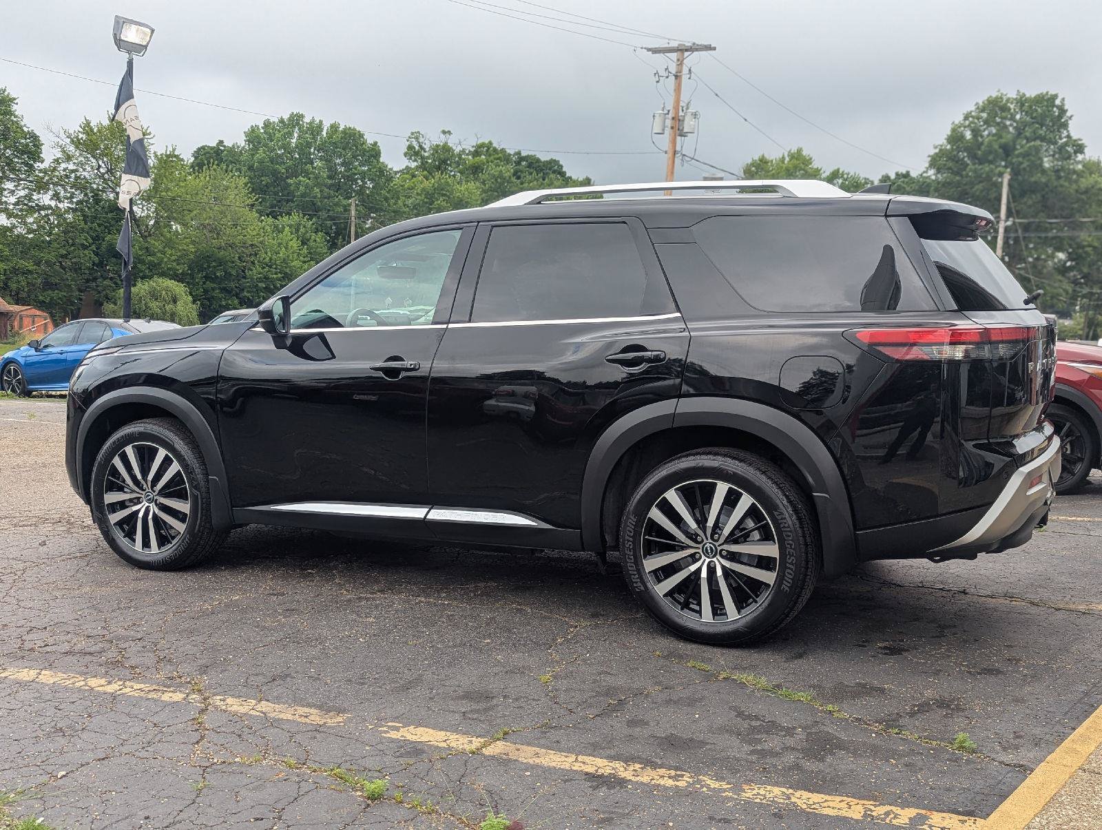 Used 2023 Nissan Pathfinder Platinum w/ Cargo Package AWD/4WD image 10