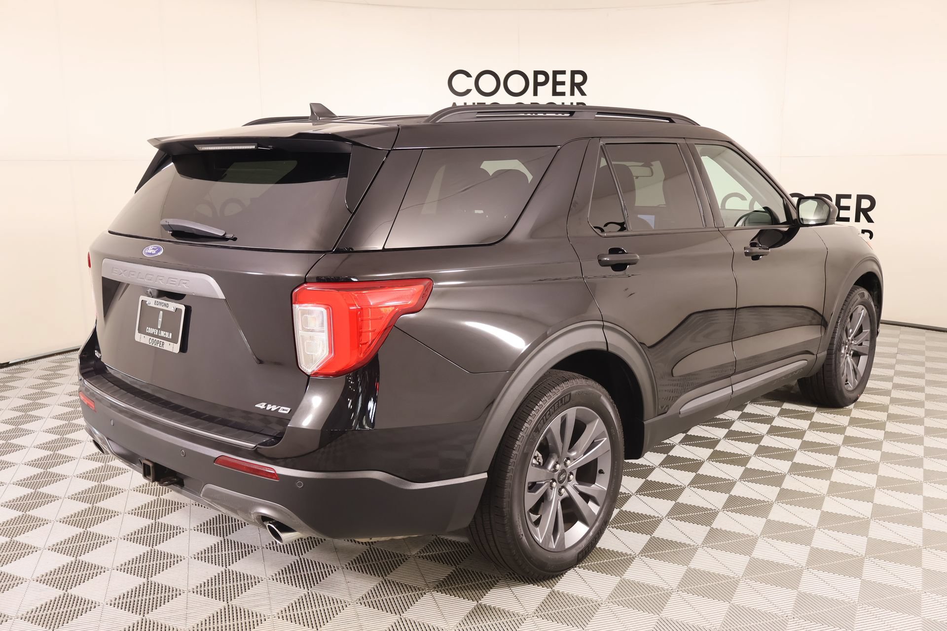 Used 2022 Ford Explorer XLT w/ Equipment Group 202A AWD/4WD image 22