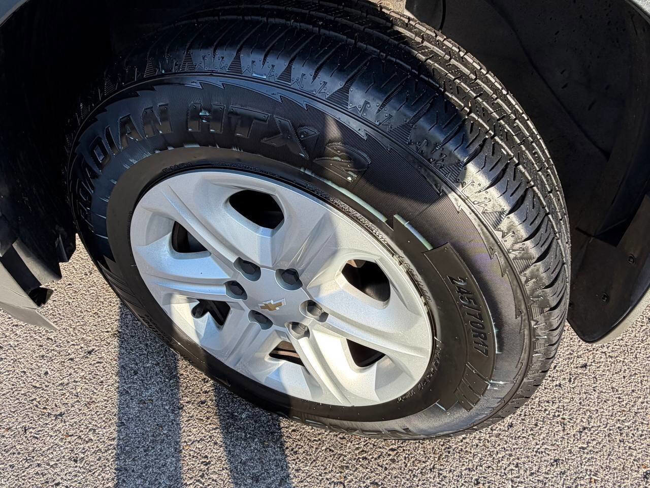 Used 2011 Chevrolet Traverse LS FWD image 27