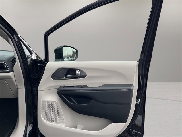 Used 2024 Chrysler Pacifica Touring-L image 43