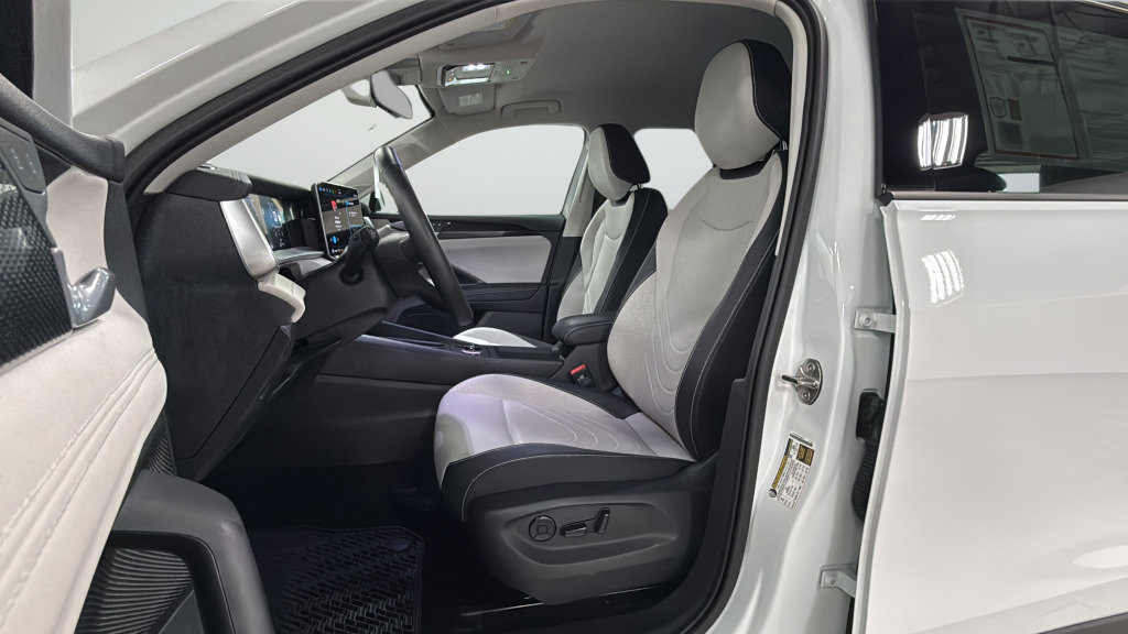 Certified 2025 Volkswagen Tiguan SE AWD/4WD image 16
