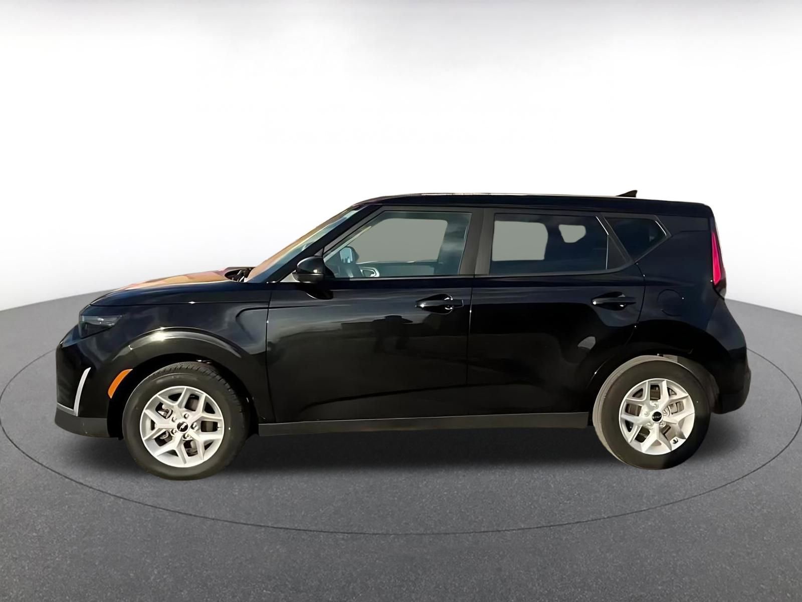 Used 2025 Kia Soul LX w/ LX Technology Package image 4